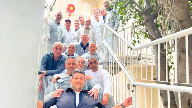 עובדי טמבור בשיקום מרכז הלנה בחיפה