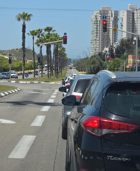 החניונים בחוף ראשון לציון עמוסים עד אפס מקום (צילום: החברה לביטחון וסדר ציבורי עיריית ראשון לציון) עומס תנועה בדרך לחוף ראשון לציון