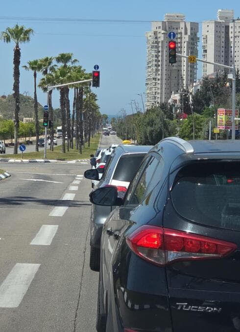 עומס תנועה בדרך לחוף ראשון לציון (צילום: החברה לביטחון וסדר ציבורי עיריית ראשון לציון) עומס תנועה בדרך לחוף ראשון לציון
