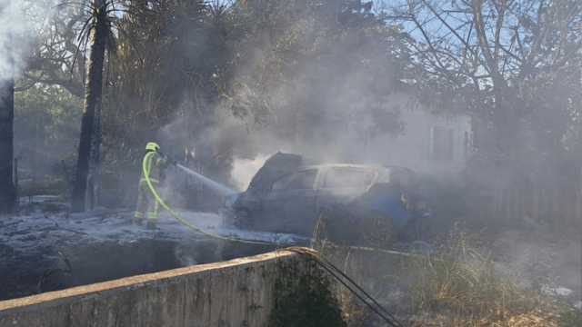 שריפה מושב מגדים חוף הכרמל 18.4.25 (צילום: כבאות והצלה) שריפה מושב מגדים חוף הכרמל 18.4.25