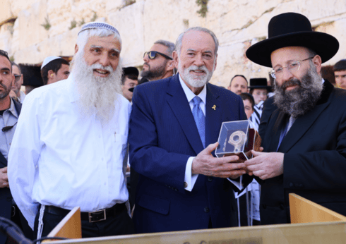 השגריר האמריקני מייק האקבי בכותל המערבי (צילום: הקרן למורשת הכותל המערבי) השגריר האמריקני מייק האקבי בכותל המערבי