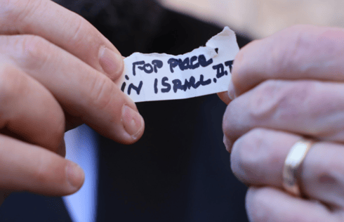 ההשגריר האמריקני מייק האקבי עם הפתק מהנשיא טראמפ (צילום: הקרן למורשת הכותל המערבי) ההשגריר האמריקני מייק האקבי עם הפתק מהנשיא טראמפ