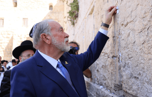 השגריר האמריקני מייק האקבי בכותל המערבי השגריר האמריקני מייק האקבי בכותל המערבי