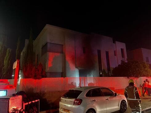 השריפה בבית בשכונת נחלת יהודה בראשון לציון (צילום: כב״ה מרכז) השריפה בבית בשכונת נחלת יהודה בראשון לציון