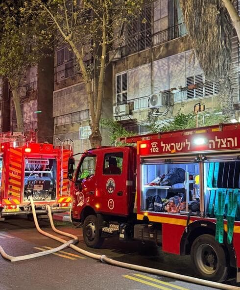השריפה ברחוב הרצל בראשון לציון (צילום: כב״ה מרכז) השריפה ברחוב הרצל בראשון לציון