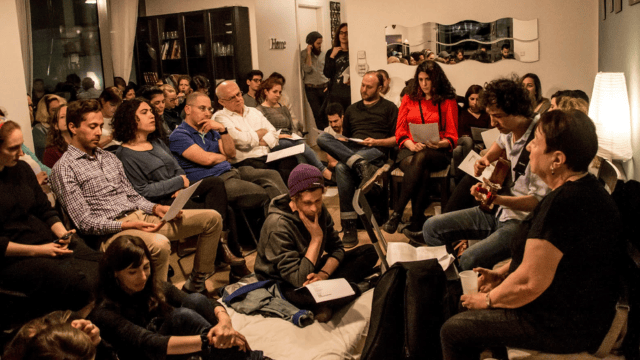 להקשיב לשורדים. מפגשי זיכרון בסלון (צילום: זיכרון בסלון) מפגשי זיכרון בסלון