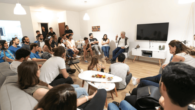 סיפור העם היהודי. מפגשי זיכרון בסלון (צילום: זיכרון בסלון) מפגשי זיכרון בסלון