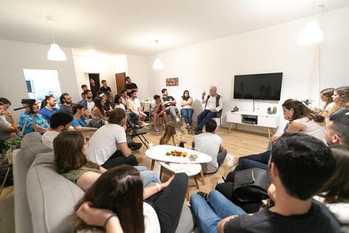 מפגשי זיכרון בסלון 