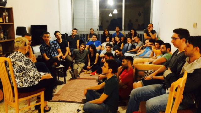 מפגש בין דורי. מפגשי זיכרון בסלון (צילום: זיכרון בסלון) מפגשי זיכרון בסלון