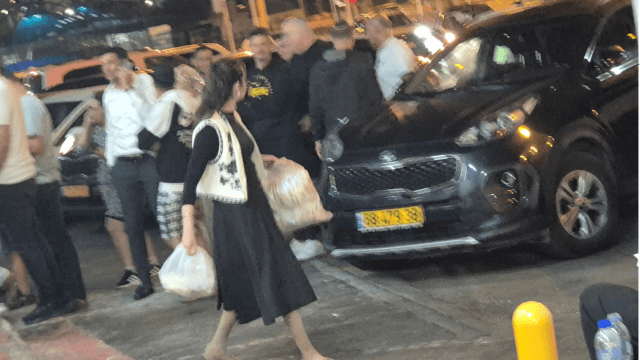 תור לפיתות במאפיית המכבים בצאת פסח