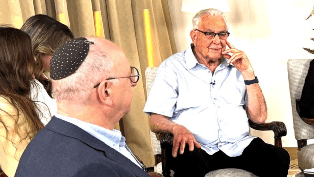 נפתלי פירסט במפגש זיכרון בסלון (צילום: זיכרון בסלון) מפגשי זיכרון בסלון