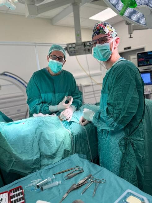 ד"ר פיטר בלה וד"ר יחזקאל אוחנה, רופאים בכירים במרכז רפואי מאיר מקבוצת כללית (ד"ר אוחנה מחזיק את הקוצב) (צילום: דוברות בית החולים) ד"ר פיטר בלה וד"ר יחזקאל אוחנה, רופאים בכירים במרכז רפואי מאיר מקבוצת כללית (ד"ר אוחנה מחזיק את הקוצב)