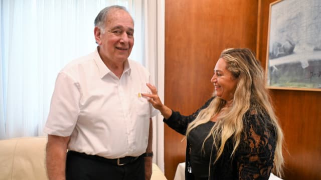 הענקת סיכת הגיבורים ליונה יהב