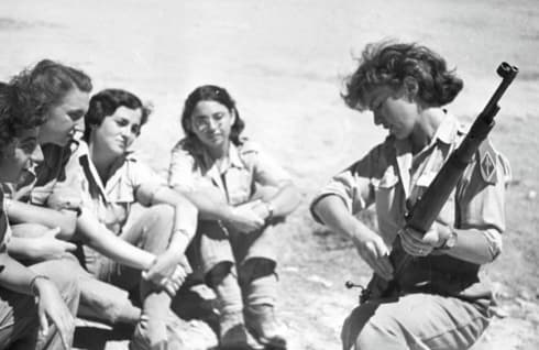 נערות ב'הגנה' מתאמנות בהרי יהודה