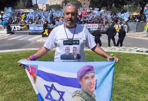 רפאל אוורס עם תמונת בנו שי ארווס ז"ל