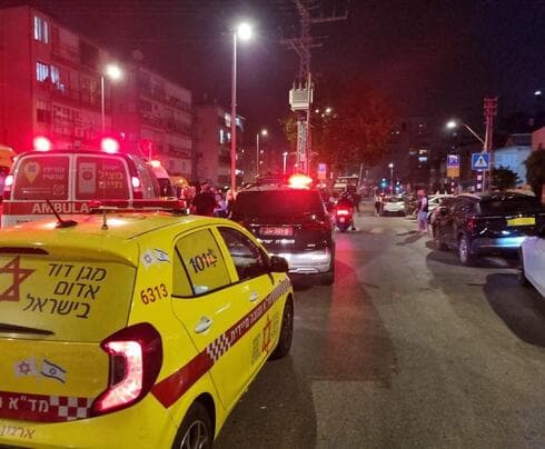 מזירת הדקירה בבת ים (צילום: תיעוד מבצעי מד"א) מזירת הדקירה בבת ים