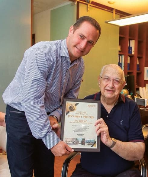 מאיר ניצן ז"ל מקבל מקינסטליך אות יקיר העיר