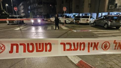 זירת הרצח ברחוב בר אילן בבת ים (צילום: דוברות המשטרה) מזירת הדקירה בבת ים