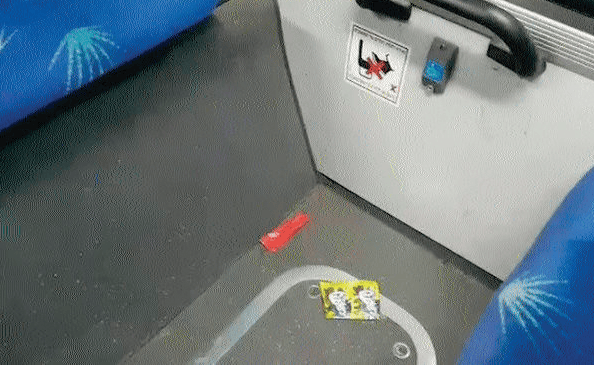 לכלוך באוטובוס (צילום: אלכס גמבורג) לכלוך באוטובוס