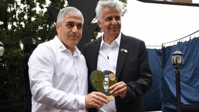 מגן לעיתונאי ליאור אל חי. טקס יום הזכרון ליום השואה 2025 בחיפה (צילום: יד עזר לחבר) טקס יום הזכרון ליום השואה 2025 בחיפה