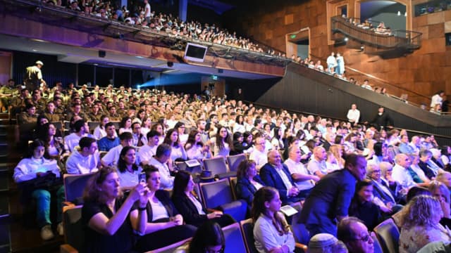 טקס יום הזיכרון לשואה תיאטרון חיפה 2025 