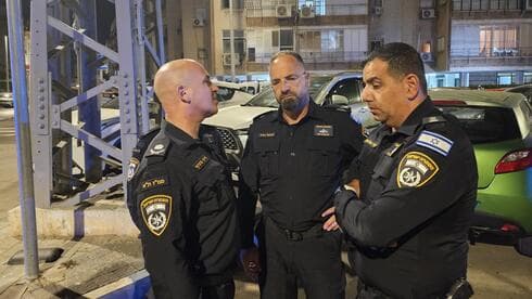 הערכת המצב בזירת הרצח בבת ים (צילום: דוברות המשטרה) מזירת הדקירה בבת ים