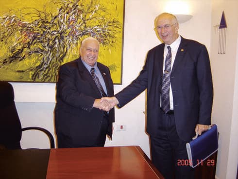 מאיר ניצן עם אריאל שרון לפני בחירות 2006