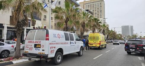 מזירת האירוע בטיילת בת ים. גבר נכנס עירום ופצוע