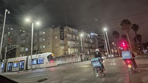 הרכבת הקלה בבת ים לילה