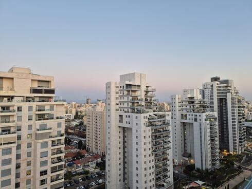 חולון. שדרת המגדלים. ח' 300