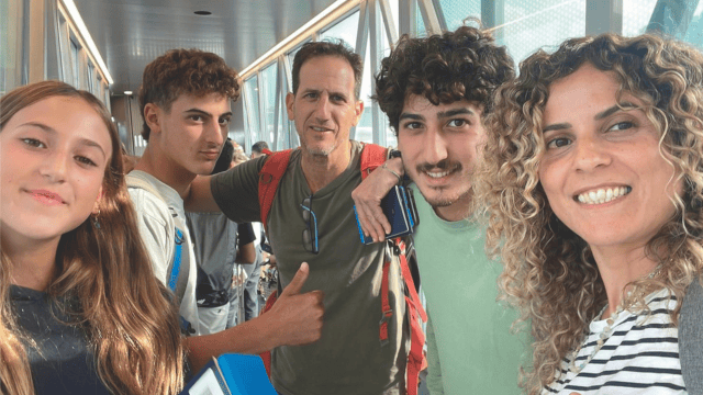 משפחת בן צבי. מימין שרון, משמאלה עידו ז"ל משפחת בן צבי. מימין שרון, משמאלה עידו ז"ל