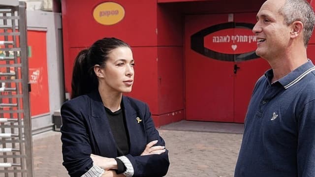 רתם איזק ומנהל המפעל עומרי פינסקי