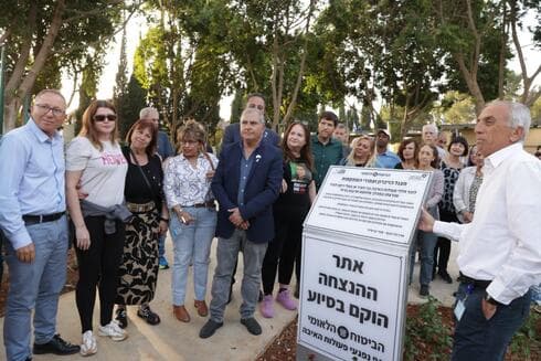 לנוכת האנדרטה לחללי 7 באוקטובר בפארק יד לבנים פתח תקוה