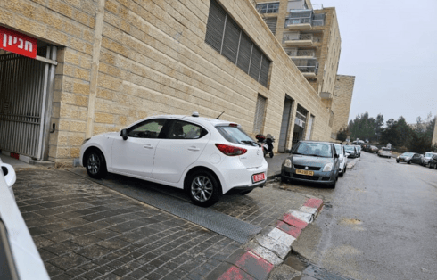 חונים על המדרכה בגבעת מרדכי