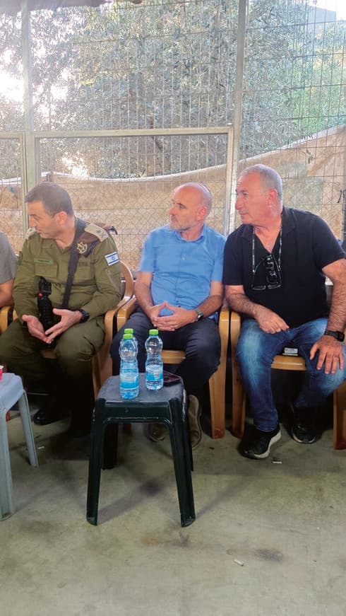 יובל תורג'מן בביקור ניחומים בבית המשפחה