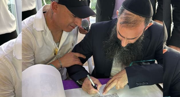 האבא מאיר כותב את האות האחרונה בספר התורה של אהבת חייו עידו
