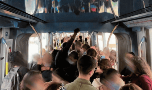 צפיפות ברכבת הקלה בירושלים (למצולמים אין קשר לידיעה)