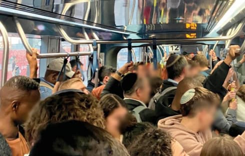 צפיפות ברכבת הקלה בירושלים (למצולמים אין קשר לידיעה)