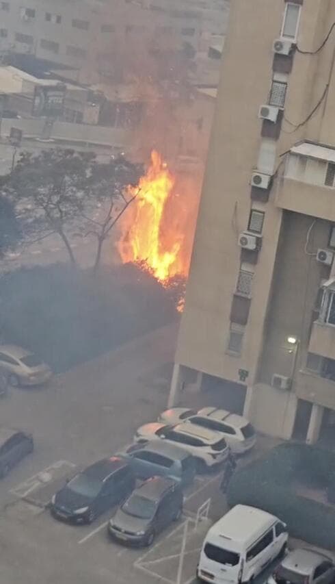 שריפה ברחוב הירקונים פתח תקוה (צילום: מתוך סרטון שפורסם ברשת החברתית, שימוש לפי סעיף 27א לחוק זכויות יוצרים) שריפה ברחוב הירקונים פתח תקוה