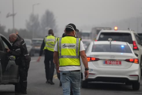 פעילות המשטרה ומג"ב באזור השריפה (צילום: דוברות המשטרה) פעילות המשטרה ומג"ב באזור השריפה