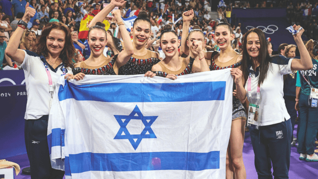 שני בקנוב ונבחרת ישראל באולימפיאדת פריז (צילום: עוז מועלם) שני בקנוב ונבחרת ישראל באולימפיאדת פריז