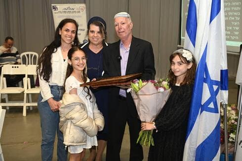 חזי בירן מתנדב ומשפחתו