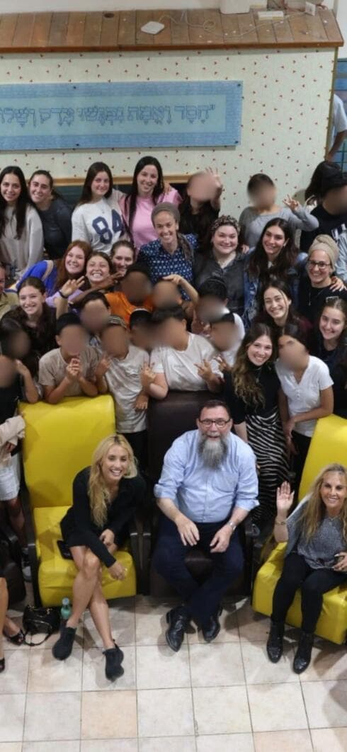 יהודה כהן ומונטנה טאקר עם הילדים