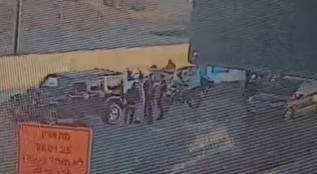 המשטרה עוצרת את שיירת החתונה בכביש בגין