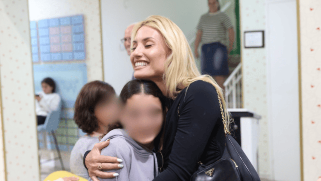 מונטנה טאקר מתרגשת עם בנות מבית הילדים