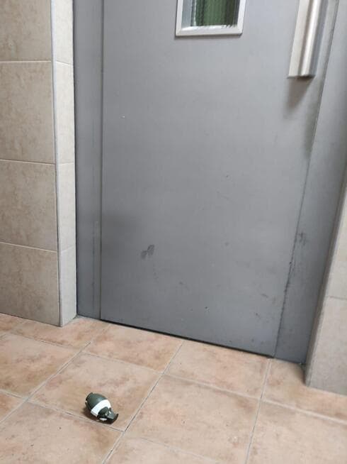 רימון ליד דלת המעלית בבניין בחולון