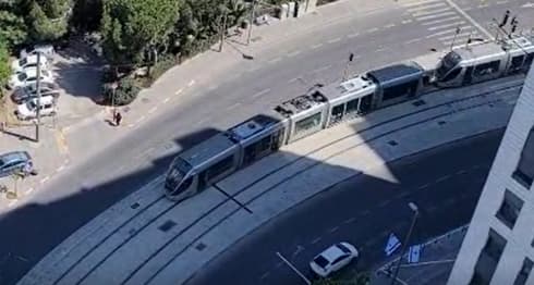 הרכבת הקלה חורקת את דרכה בקריית היובל