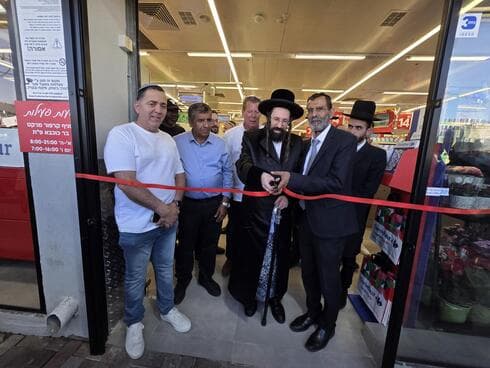 גוזרים את הסרט בקרפור בר כוכבא