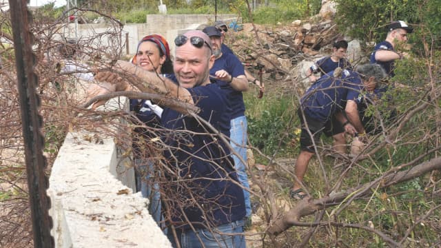 אנשי מילואים מסייעים בהתנדבות לעסק במושב גורן