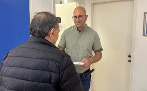 בית יוסף מחזיר את המעטפה עם הכסף לאורי בהדסה